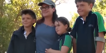 Curaj dincolo de vârstă: un băiat de 13 ani a înotat patru kilometri pentru a-și salva familia