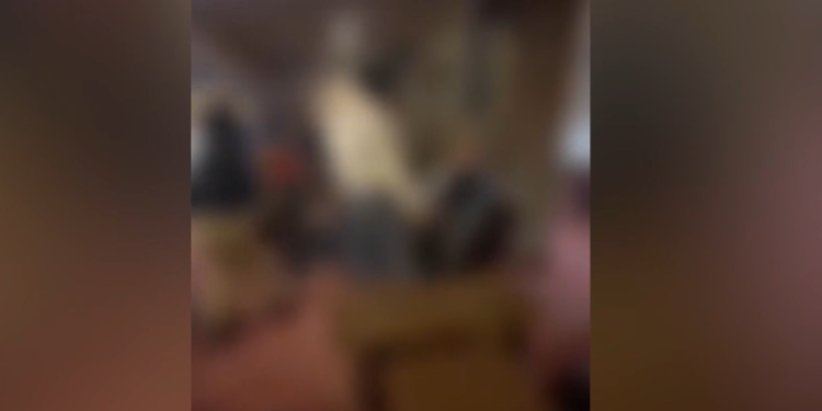 Bătaie cu bâte, aproape de miezul nopții, de ziua primarului! Trei angajați ai Primăriei și poștașul, la spital