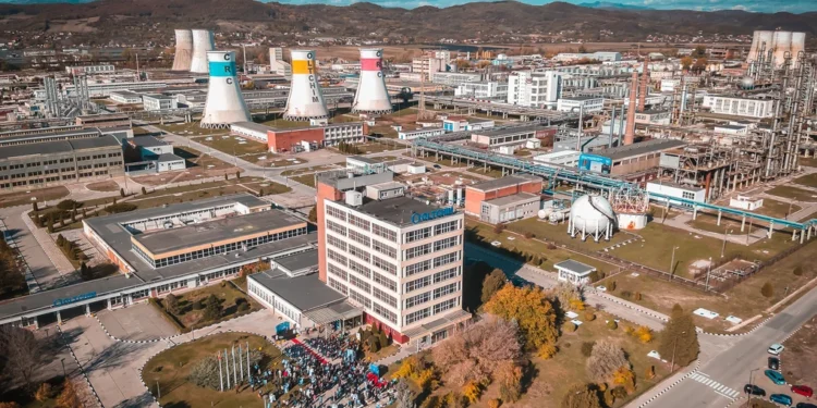 Concediază 1.200 de angajați și oprește producția din cauza prețului mare la energie