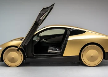 Primul Cybercab a ieșit de pe linia de producție: Tesla face un pas uriaș spre taxiurile complet autonome