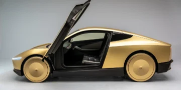 Primul Cybercab a ieșit de pe linia de producție: Tesla face un pas uriaș spre taxiurile complet autonome