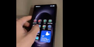 Telefonul Galaxy Z TriFold, vândut rapid, apoi criticat