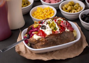 Kumpir, vedeta street-food din Istanbul: cartoful uriaș care cucerește turiștii din Ortaköy