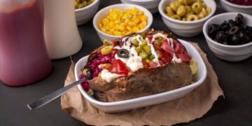 Kumpir, vedeta street-food din Istanbul: cartoful uriaș care cucerește turiștii din Ortaköy