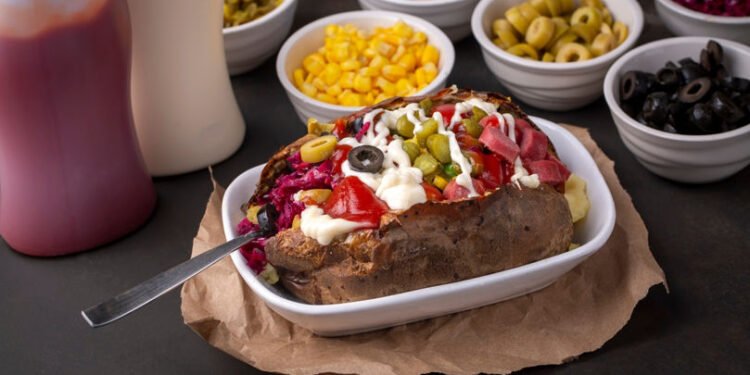 Kumpir, vedeta street-food din Istanbul: cartoful uriaș care cucerește turiștii din Ortaköy