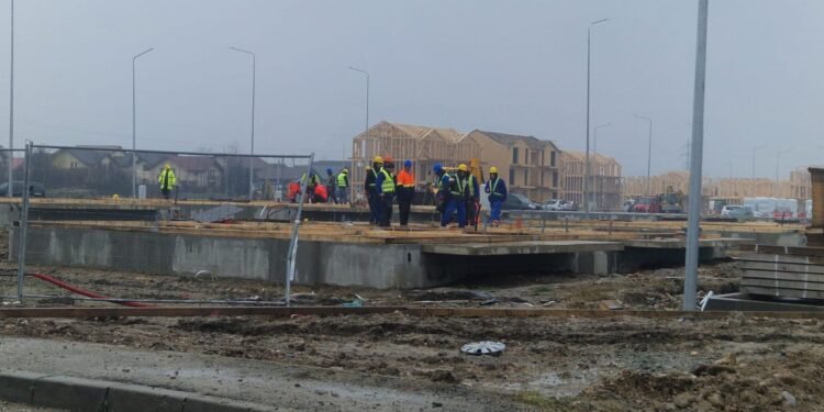 Accident grav pe un șantier din Târgu Jiu: muncitor căzut de la înălțime, transferat de urgență la Craiova