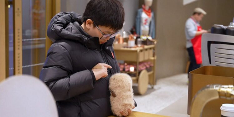 Tinerii din China își „adoptă” animale de companie AI. Alternativa digitală la familie și copii