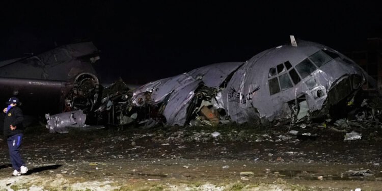 Un avion militar cu bani s-a prăbușit pe o autostradă din Bolivia