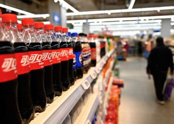 China analizează introducerea unei taxe pe băuturile zaharoase pentru a combate obezitatea