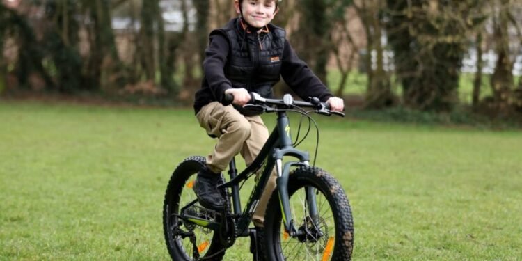 Un copil aleargă normal după o intervenție chirurgicală revoluționară