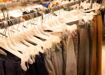 Uniunea Europeană va interzice distrugerea hainelor și încălțămintei nevândute