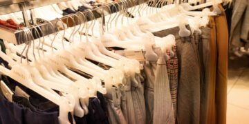 Uniunea Europeană va interzice distrugerea hainelor și încălțămintei nevândute