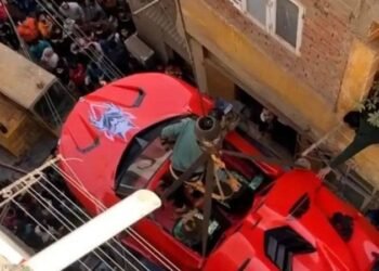 A construit „Lamborghini-ul faraonilor” pe acoperișul casei. Mașina a devenit virală!
