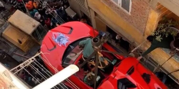 A construit „Lamborghini-ul faraonilor” pe acoperișul casei. Mașina a devenit virală!