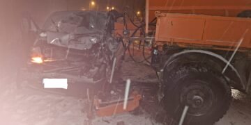 Microbuz intrat în plin într-un utilaj de deszăpezire. Cinci răniți!