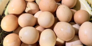 Riscă arestarea pentru câteva ouă și bomboane date medicului