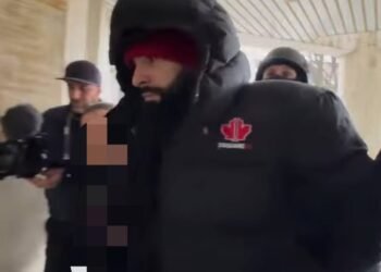 Fetiță lovită cu piciorul în gură de proxenetul mamei