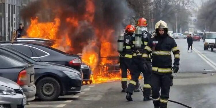 Captivi într-un autoturism electric care a luat foc