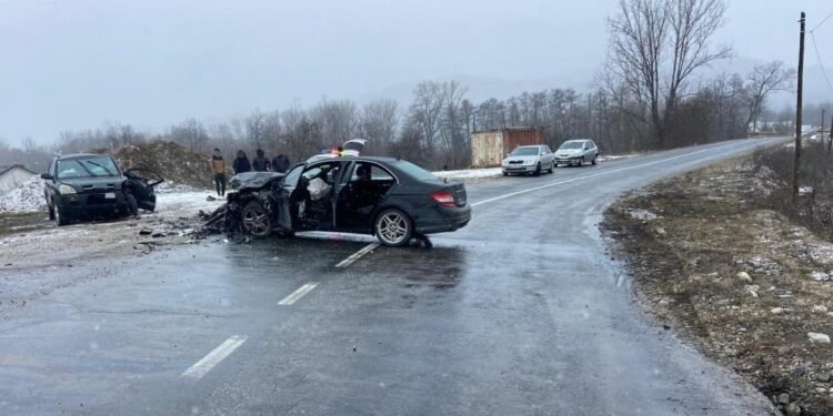 Tânăr de 18 ani, cu viteză în curbă. Cinci victime!