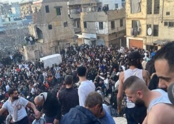 Clădire prăbușită peste oameni în orașul care stă să cadă