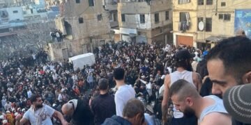 Clădire prăbușită peste oameni în orașul care stă să cadă