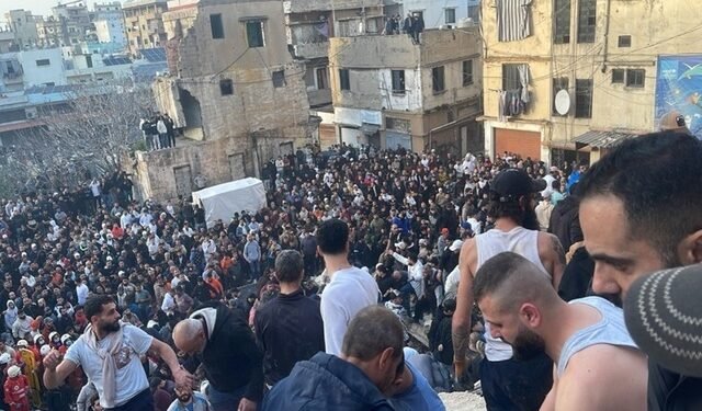 Clădire prăbușită peste oameni în orașul care stă să cadă