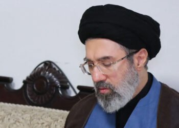 Lovitură în cercul puterii de la Teheran: fiul ayatollahului Ali Khamenei ar fi fost rănit într-un atac aerian