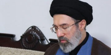Lovitură în cercul puterii de la Teheran: fiul ayatollahului Ali Khamenei ar fi fost rănit într-un atac aerian