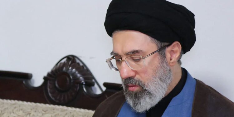 Lovitură în cercul puterii de la Teheran: fiul ayatollahului Ali Khamenei ar fi fost rănit într-un atac aerian