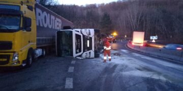 Un șofer de TIR a adormit la volan