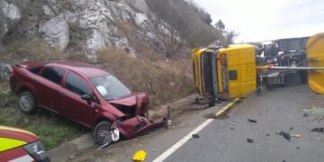 Trei mașini făcute praf pe viaduct – trafic blocat între Oltenia și Banat!