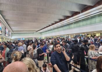 Români blocați în Dubai după atacurile asupra Iranului. Ce soluții au!