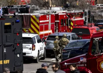 A intrat cu mașina în clădire și a fost împușcat de agenții de securitate