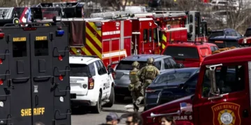 A intrat cu mașina în clădire și a fost împușcat de agenții de securitate