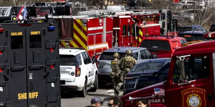 A intrat cu mașina în clădire și a fost împușcat de agenții de securitate