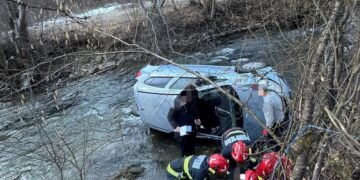 Mașină căzută în albia râului