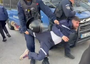 Miner băgat în dubă de jandarmi