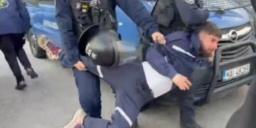 Miner băgat în dubă de jandarmi