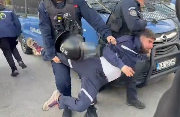 Miner băgat în dubă de jandarmi