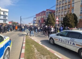 Minerii strigă DEMISIA, Plaveti are dopuri în urechi