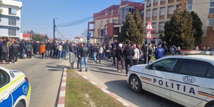 Minerii strigă DEMISIA, Plaveti are dopuri în urechi