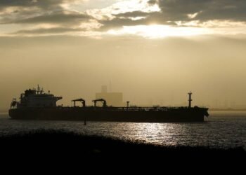 Petrolierele încep să traverseze Strâmtoarea Hormuz
