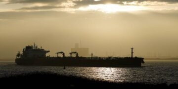 Petrolierele încep să traverseze Strâmtoarea Hormuz