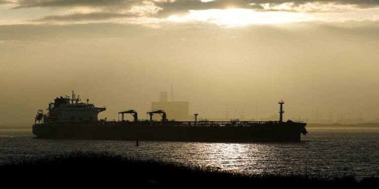 Petrolierele încep să traverseze Strâmtoarea Hormuz