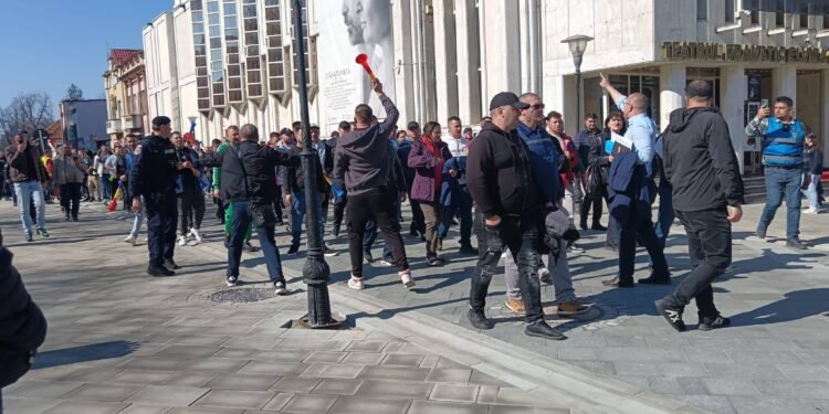 Salariați ai Complexului Energetic Oltenia intră în greva foamei la București. Protestele de la Târgu Jiu se subțiază, în timp ce concedierile se apropie