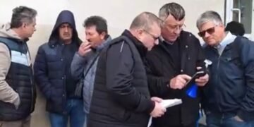 Protest la sediul CE Oltenia, pentru adeverințe de pensionare. Ce li s-a promis!