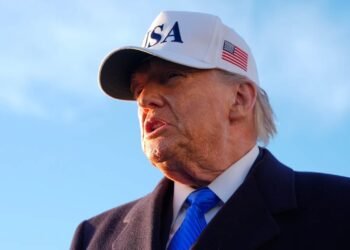 Donald Trump atacă dur presa americană: amenințări cu retragerea licențelor TV pe fondul războiului din Iran