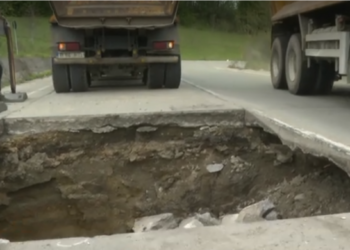 Groapă uriașă pe un drum din Gorj, șoferii circulă cu frica în sân