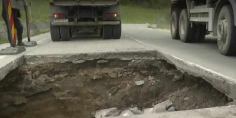 Groapă uriașă pe un drum din Gorj, șoferii circulă cu frica în sân