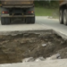 Groapă uriașă pe un drum din Gorj, șoferii circulă cu frica în sân